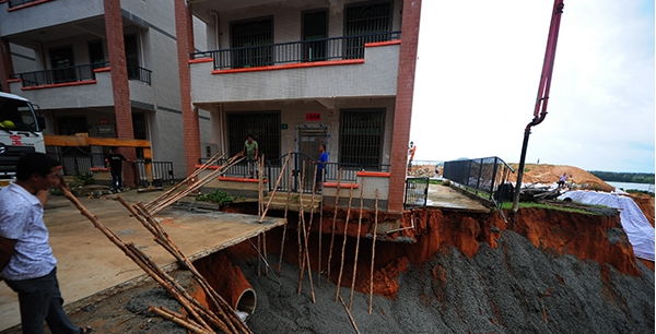 混凝土、民房傾斜