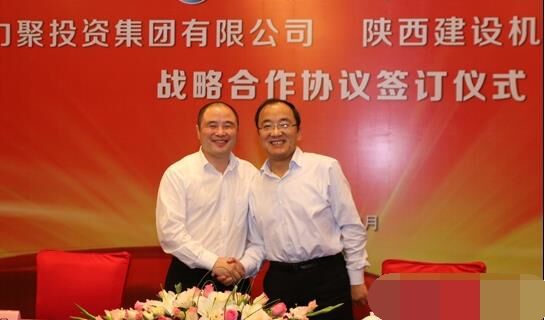 近日，陜建機械與安徽力聚簽訂戰(zhàn)略合作協(xié)議，陜建機械董事長楊宏軍，副總經(jīng)理、營銷總監(jiān)賀衛(wèi)東，安徽力聚投資集團董事長宋執(zhí)壽，黨支部書記陳邦勤以及安徽潤路公司總經(jīng)理杜永龍等單位領(lǐng)導(dǎo)出席了會議