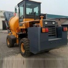 江西樂(lè)平攪拌車(chē)上料專(zhuān)用自動(dòng)攪料車(chē)方便好清洗